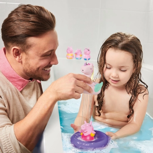 Patru figurine care stropesc pentru joacă în apă