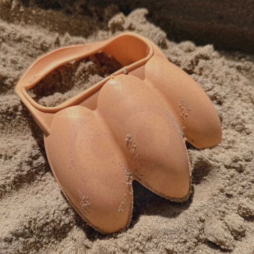 Construcții creative în groapa cu nisip și pe plajă