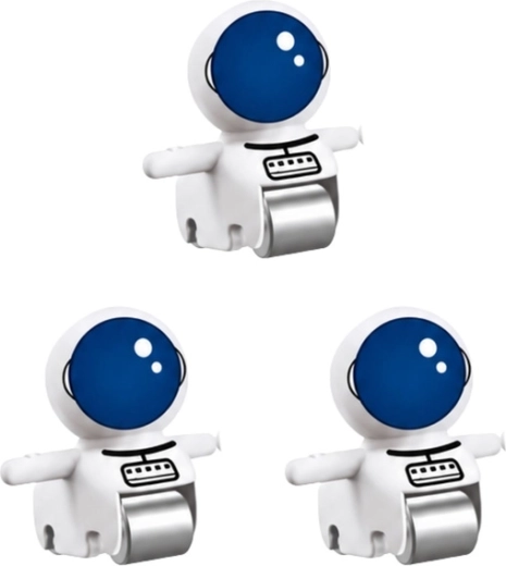 Trei figurine de astronauți incluse