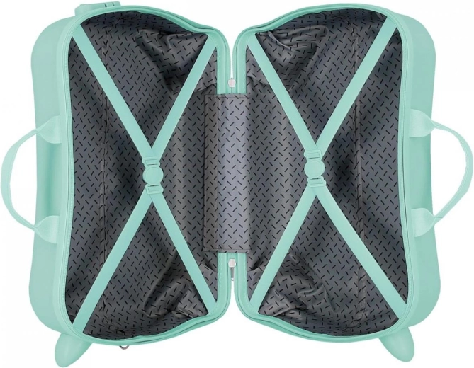 Spațiu interior bine organizat cu curele de fixare