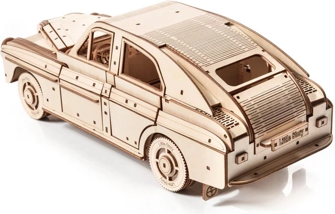 Automobil retro detaliat la scara 1:16