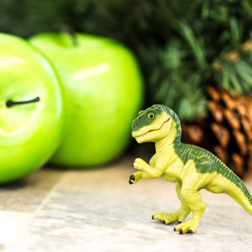 Figurină pictată manual cu detalii realiste