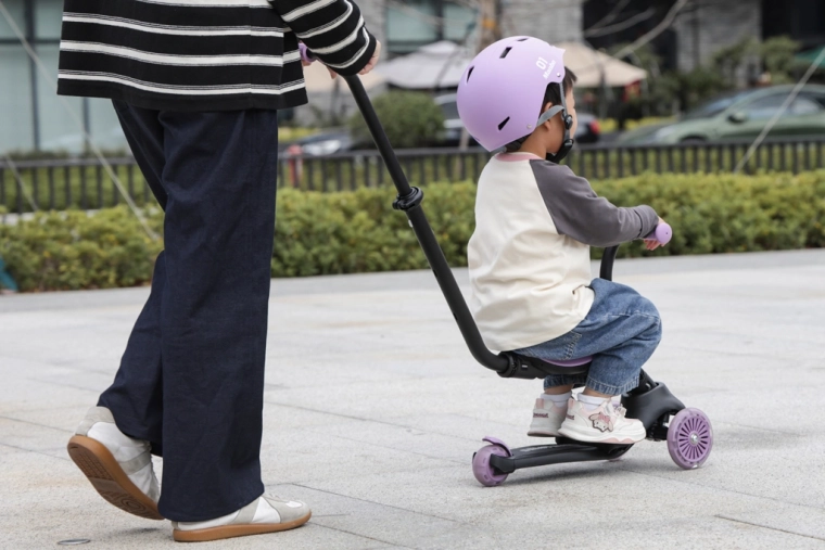Mâner parental și trei roți stabile pentru primele plimbări mai sigure