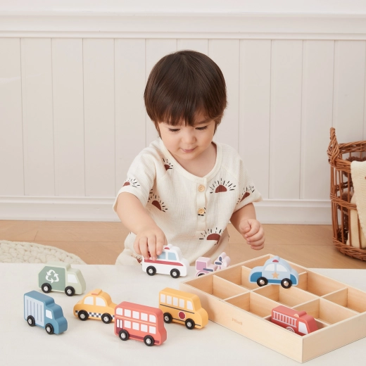 Finisaj din lemn neted pentru mânuțe mici