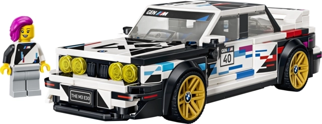 Aspect autentic BMW M3 (E30) cu grafică motorsport