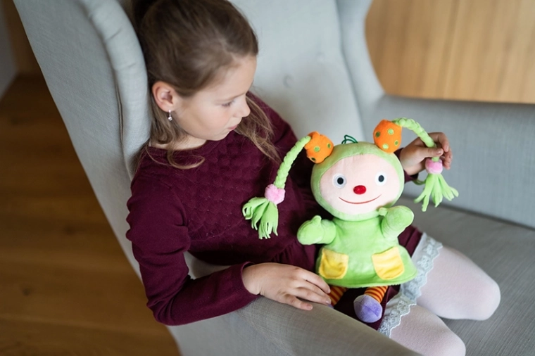 Fanynka de pluș din Kouzelná školka 30 cm