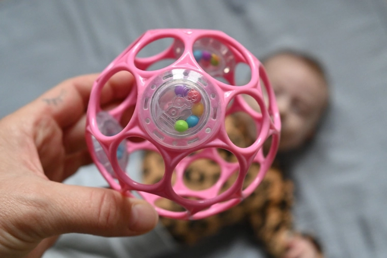 3 capsule zornăitoare cu mărgele colorate