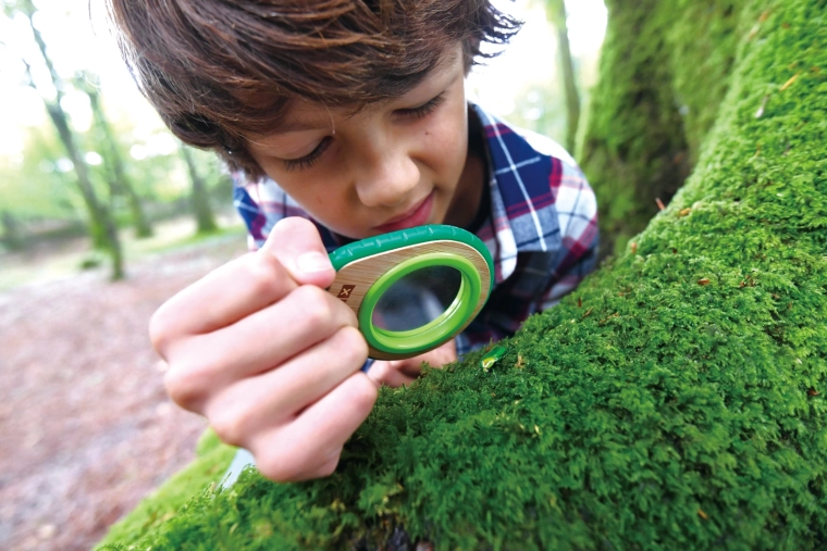 Mai aproape de detalii: lupă de calitate pentru micii exploratori