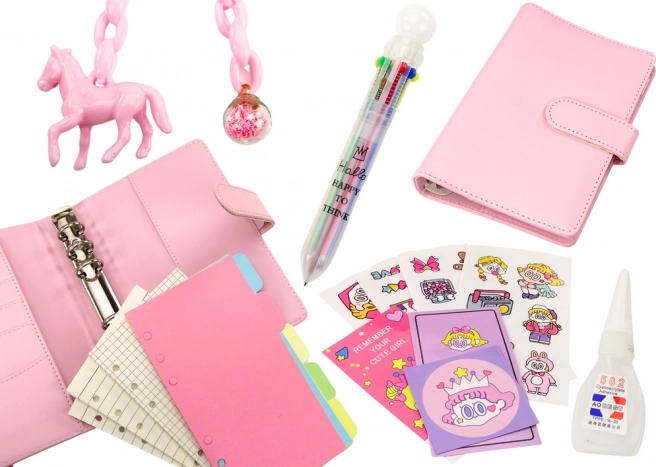 Blocnotes roz cu accesorii și design din piele