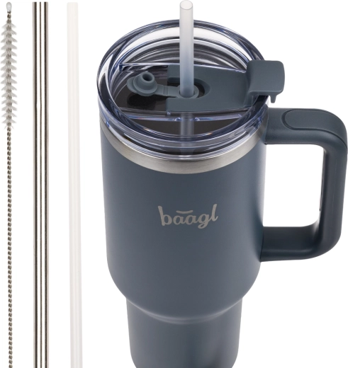 Accesorii bogate: pai, periuță și dopuri