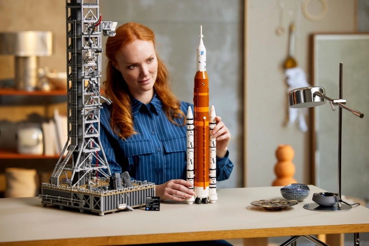 Rachetă multietajată cu boostere detașabile