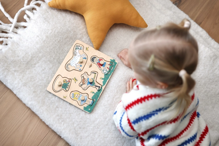 Puzzle din lemn cu motiv Hello Kitty