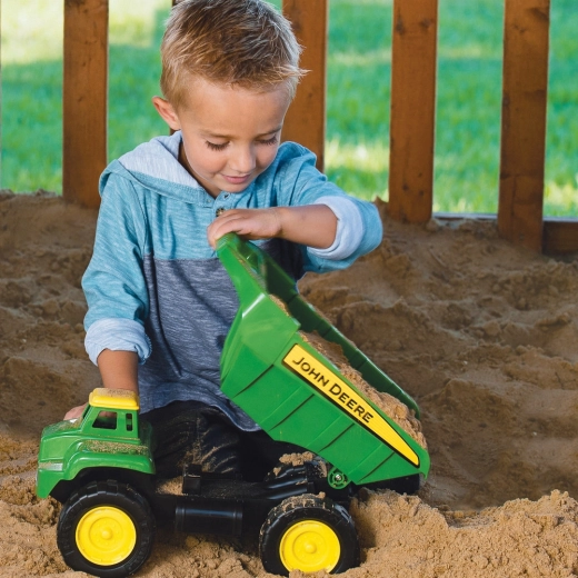 Basculantă John Deere mare pentru micii constructori