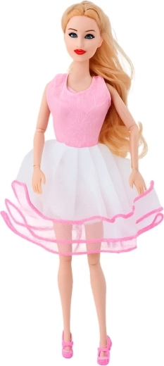 Păpușă mare pregătită pentru prezentarea de modă