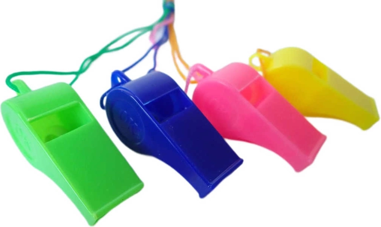 Fluier sportiv din plastic Acra pe șnur - 1 bucată