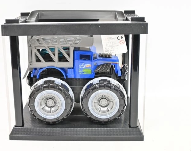 Monster truck în cușcă cu o mașinuță mică