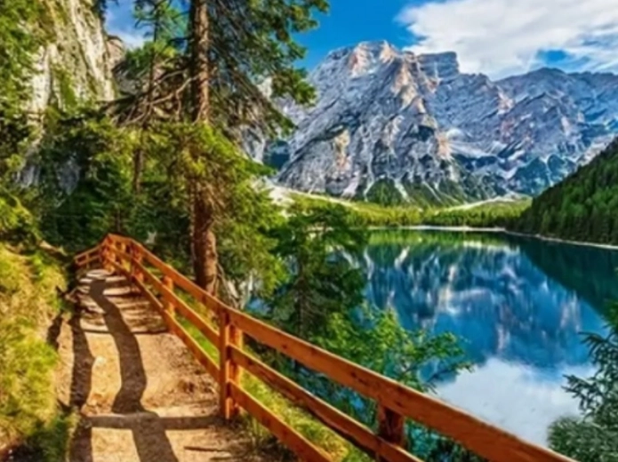 Pictură cu diamante – potecă de-a lungul lacului montan 30 × 40 cm