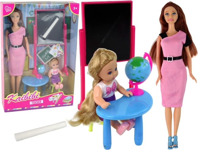 Învățătoare cu elev, set școlar cu tablă și glob