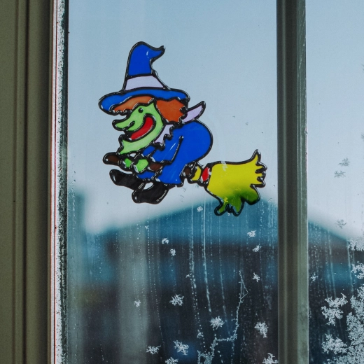 Decorațiune colorată de Halloween pentru fereastră, vrăjitoare