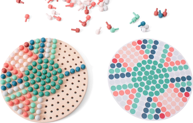 Mozaic din lemn cu pini și șabloane