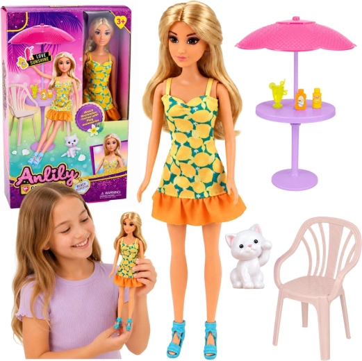 Păpușă fashion Anlily în rochie galbenă, cu mobilier de grădină, umbrelă de soare și pisicuță