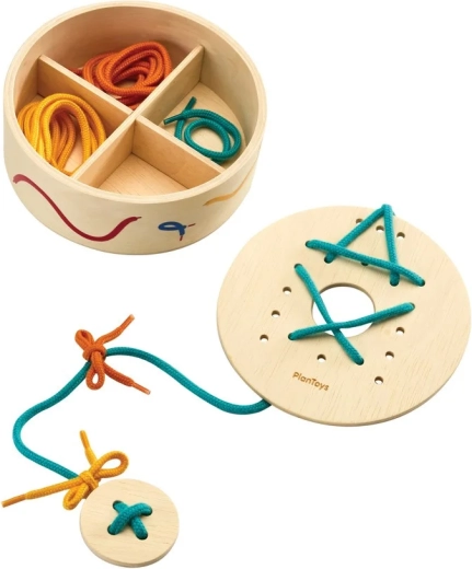PlanToys plăcuțe de înșirat cu șnururi într-o cutie de depozitare