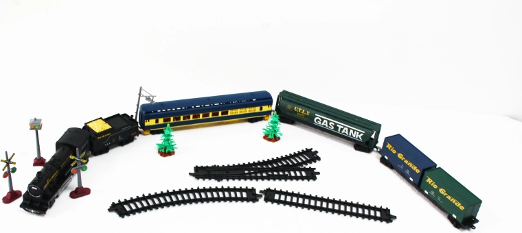 Tren electric – locomotivă cu aburi cu lumină, sunet și vagoane pe baterii