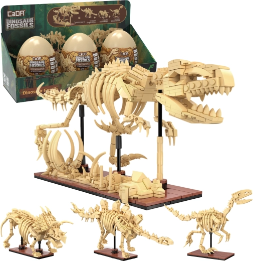 Set de construcție CaDA Dinosaur Fossils – Triceratops, Stegosaurus și Velociraptor cu posibilitate de reconstrucție în TYRANNOSAURUS REX, schelete luminoase, 825 piese