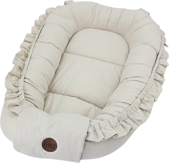 Cuib din bumbac EKO pentru bebeluș cu volănaș light beige 50 × 85 cm