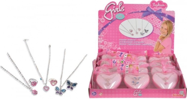 Inel și colier în cutie în formă de inimă