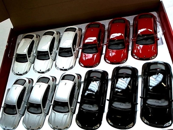 Mașinuță metalică BMW X6 1:38 cu mecanism pull-back și uși care se deschid