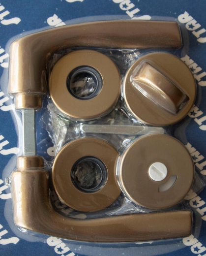 Feronerie pentru uși MONET pe rozete, WC, elox bronz