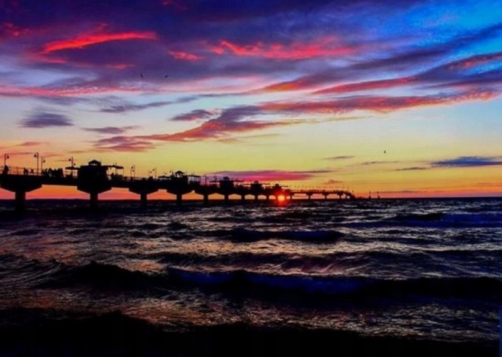 Pictură cu diamante – apus de soare pe debarcader 30 × 40 cm