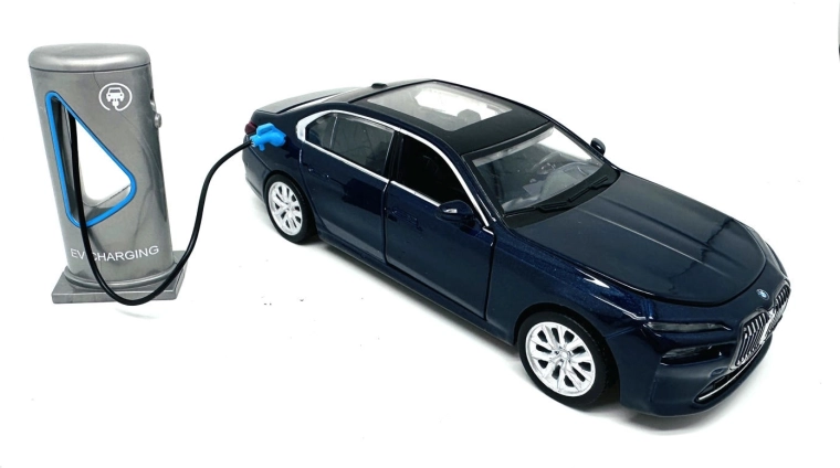 MSZ BMW i7 model auto 1/32 cu lumină și sunet - 1 bucată
