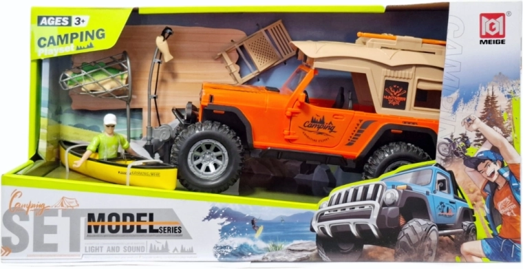 Mașină off-road cu echipament de camping și caiac