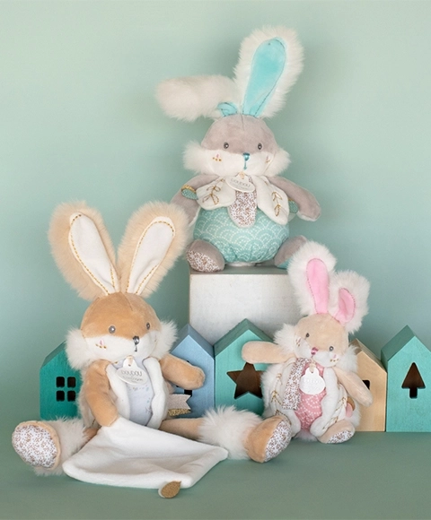 Iepuraș de pluș cu zornăitoare și suport pentru suzetă 21 cm