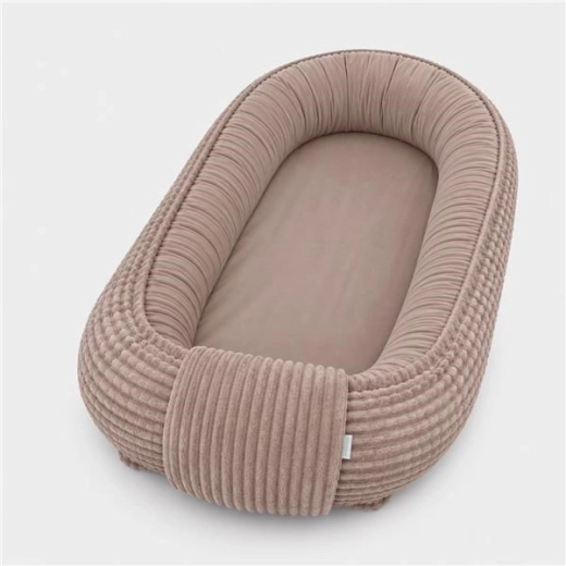 Cuib pentru bebeluș New Baby din catifea raiată maro