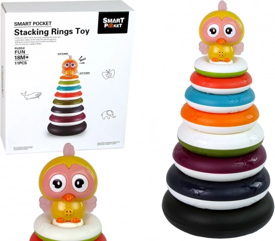 Piramida colorată de stivuire cu inele și rață