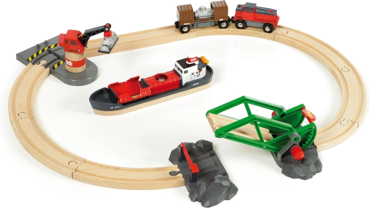 Port Brio World cu navă de marfă și șine