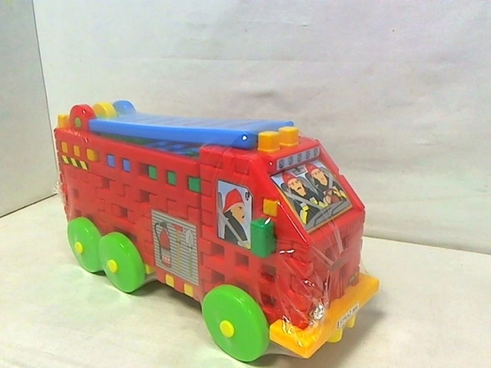 Mașină de pompieri din cuburi de construcție cu scară