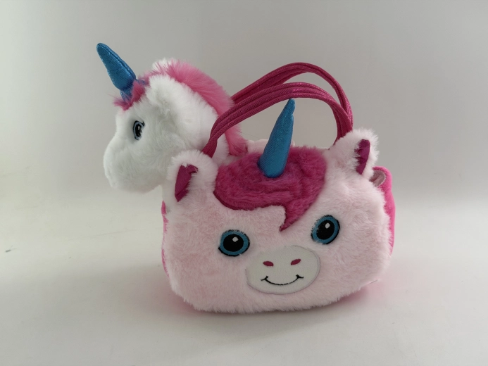 Unicorn de pluș într-o poșetă în formă de unicorn