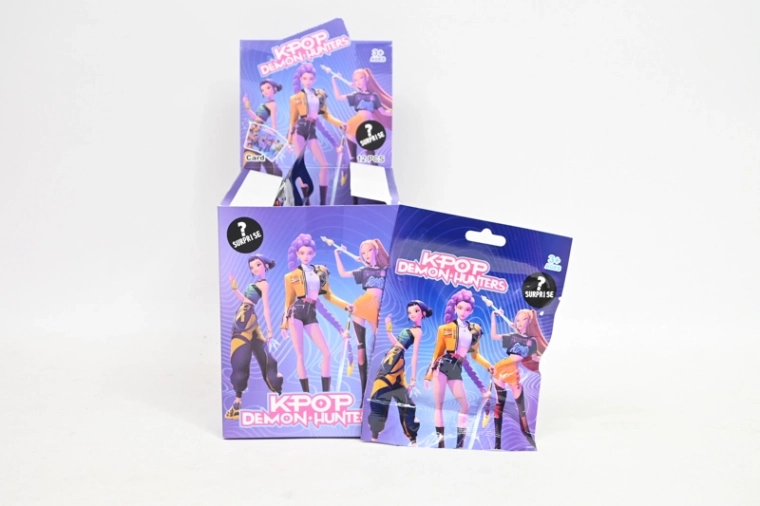 Breloc K-pop în blind bag KPop Demon Hunters (12 buc. în display)