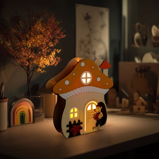 Decorațiune luminoasă din lemn în formă de căsuță-ciupercă cu arici