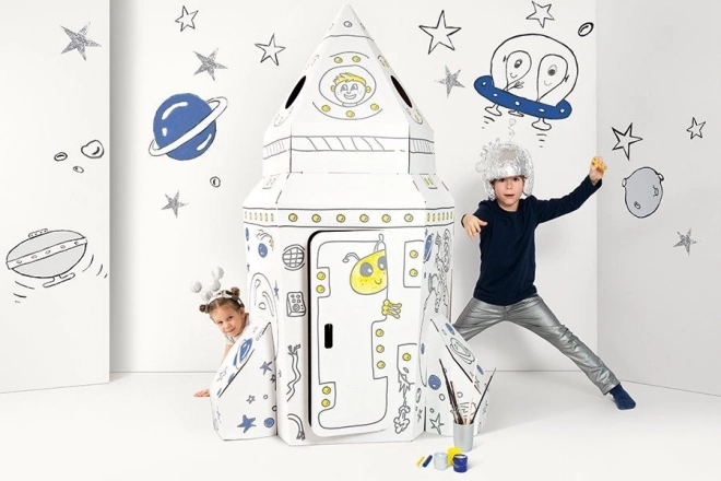 Rachetă spațială mare din carton