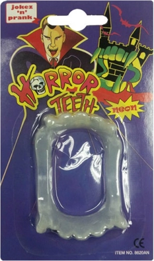 Dinți de vampir care strălucesc în întuneric