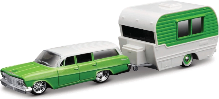 Maisto Chevrolet Biscayne wagon cu rulotă 1:64
