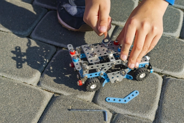 Pentru joacă și expunere datorită construcției solide