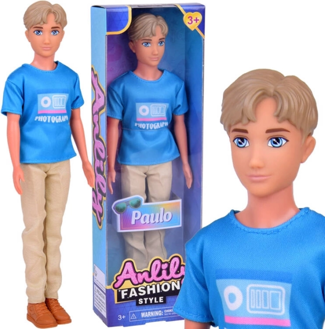 Păpușa Anlily – băiatul stilat Paulo în tricou albastru și pantaloni bej