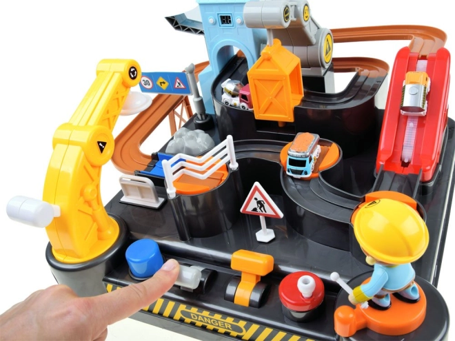 Scenă interactivă de construcții cu macara și lift