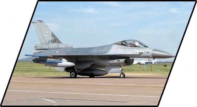 Set Avion F-16 Fighting Falcon din 425 Cărămizi